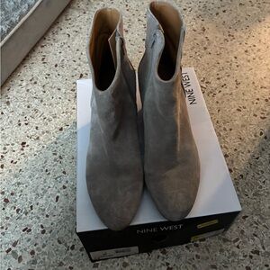 Nine West Tristan gray suede ankle boots 8